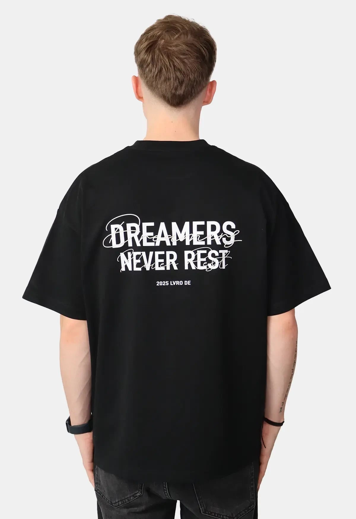 "DREAMERS NEVER REST" TEE | BLACK