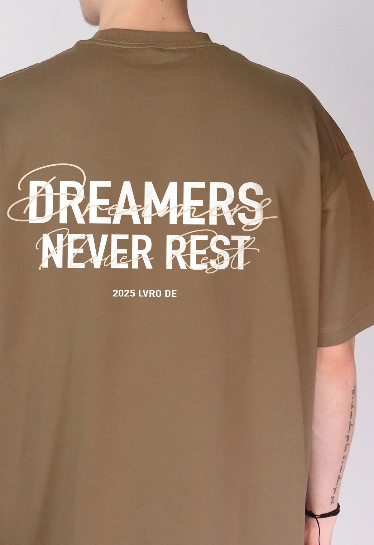 "DREAMERS NEVER REST" TEE | BROWN