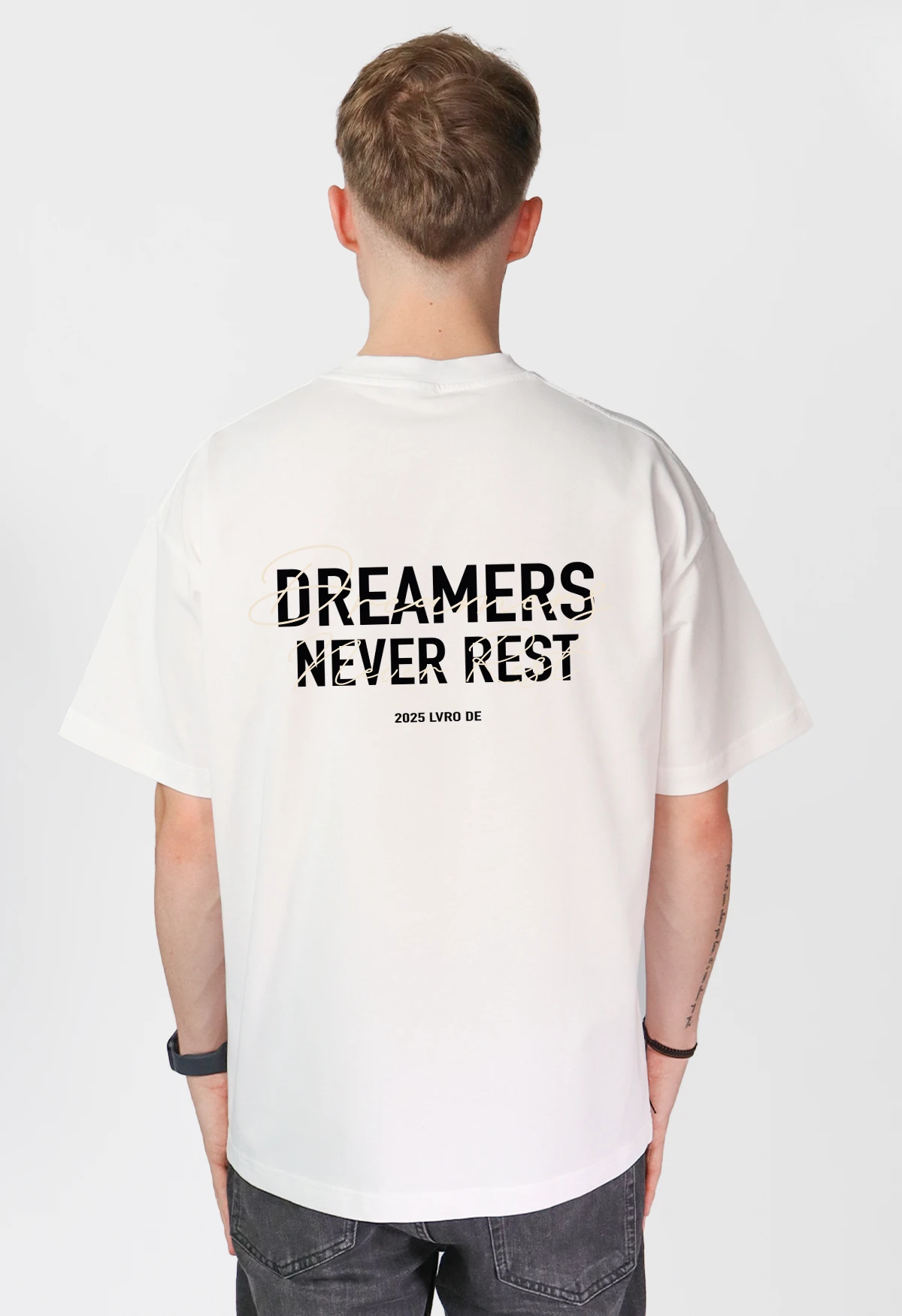 "DREAMERS NEVER REST" TEE | WHITE