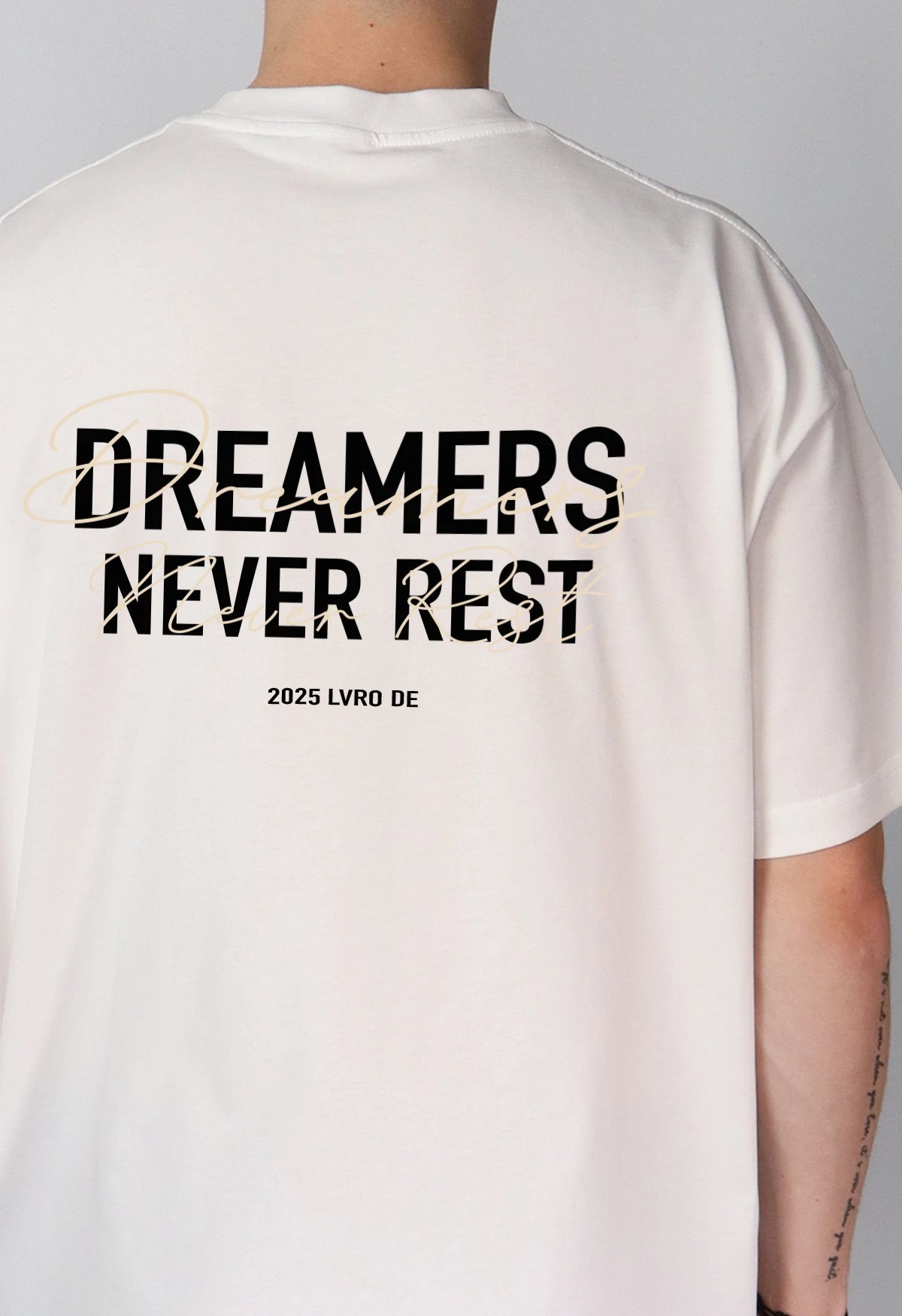 "DREAMERS NEVER REST" TEE | WHITE